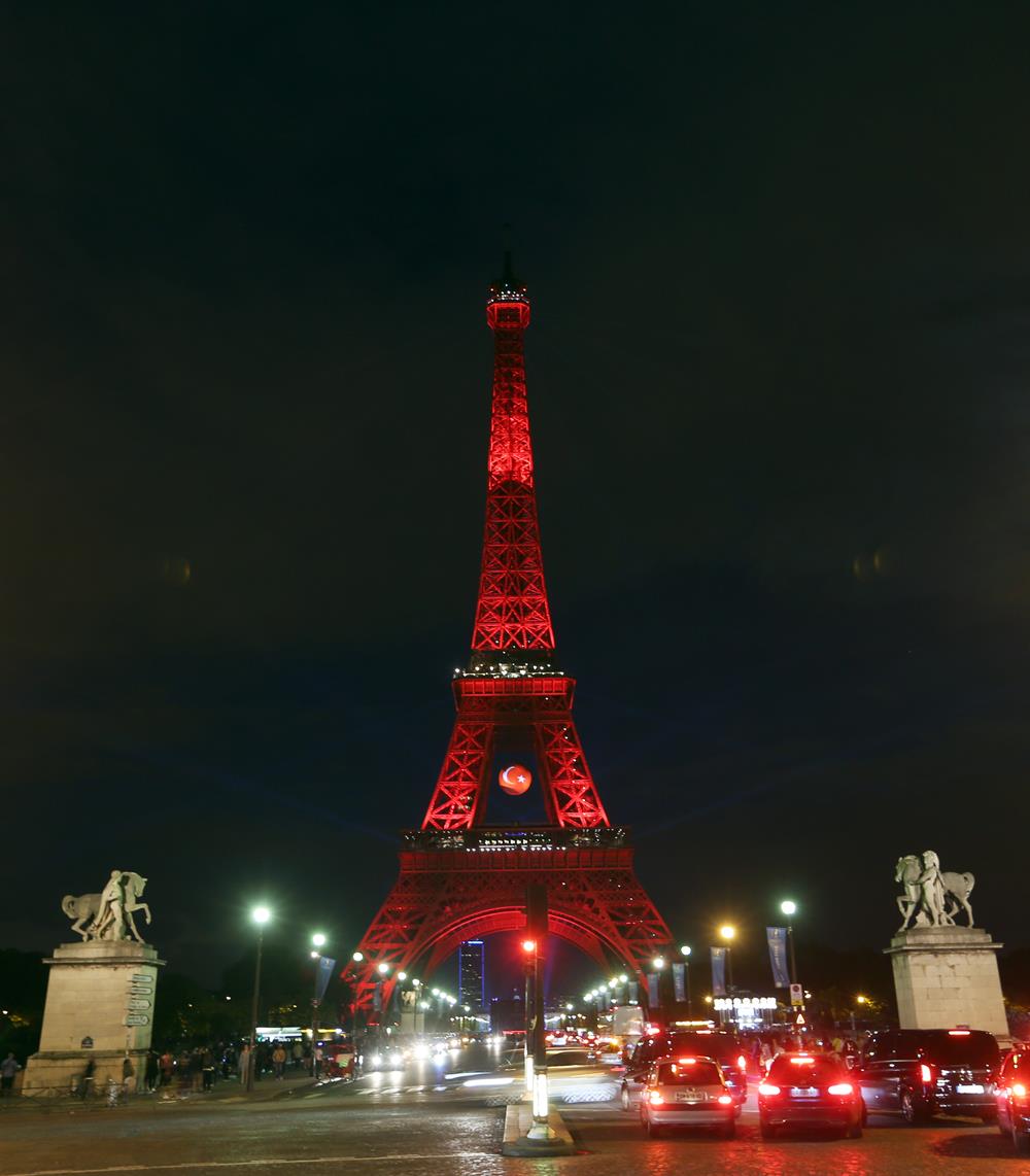 Avrupa futbol şampiyonası 2016 France Fransa Eiffel Tower Eyfel Kulesi Türk Bayrağı Turkish .jpeg