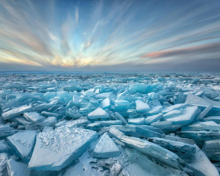 baykal gölü buzullar turkuaz ve gün batımı yaklaşıyor gökyüzü.jpg