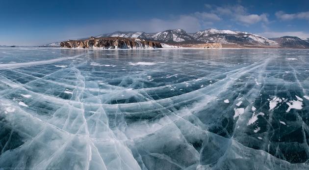 baykal gölü donmuş ve donma damalrları gölde oluşmuş.jpg