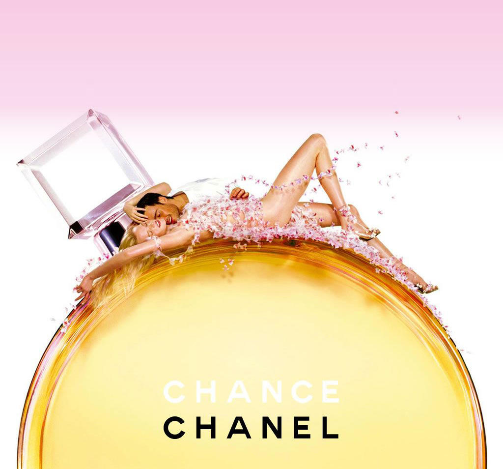 chance-chanel-perfumes manken erkek kadın sevişir gibi parfüm şişesi üzerinde 2.jpg