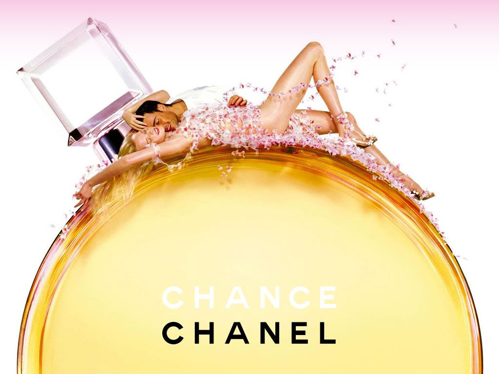 chance-chanel-perfumes manken erkek kadın sevişir gibi parfüm şişesi üzerinde.jpg