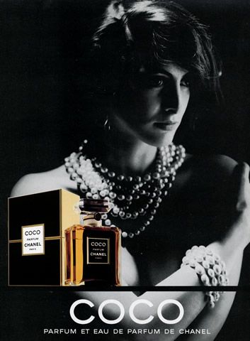 Coco Eau de Parfum Chanel for women manken reklam afişi poster inci kolyeler.jpg