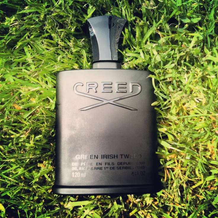 Creed Green Irish Tweed yeşillikler üstünde çimenlerde yatan şişe.jpg