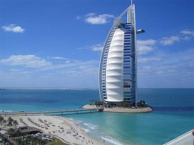 Dubai'nin simgesi sayılan ve “Yelken Otel” diye de adlandırılan Burj Al Arab, 7 yıldızlı.jpg