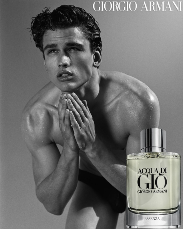 Giorgio Armani - Acqua di Gio Essenza for men erkek dua eden manken mayalu ve şişe 2.jpg