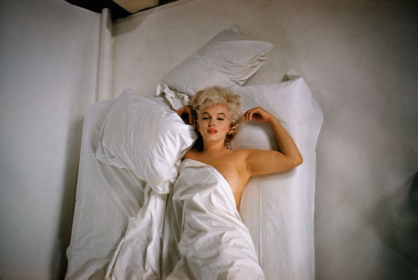 marilyn monroe chanel no 5 renkli resim yatakta çıplak ama üstünde pike ve meme görünüy...jpg