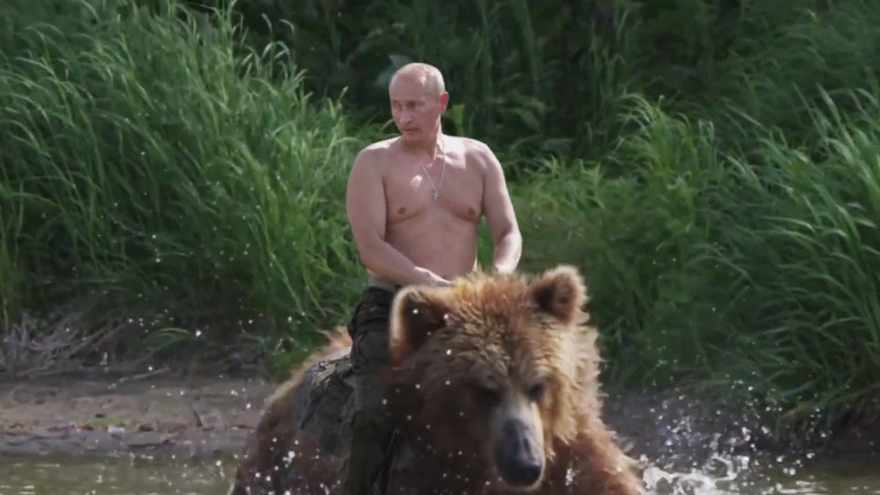 Vladimir Putin Rusya Başkanı Dev Bir KAhverengi Ayı üzerinde sanırım Sibirya'da 4 nala ...jpeg